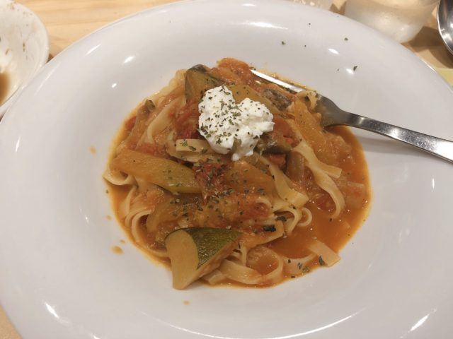 夏野菜のトマトソースリコッタチーズを添えて