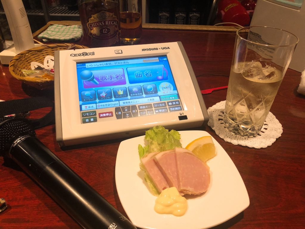 華ぐるまのカウンターにて