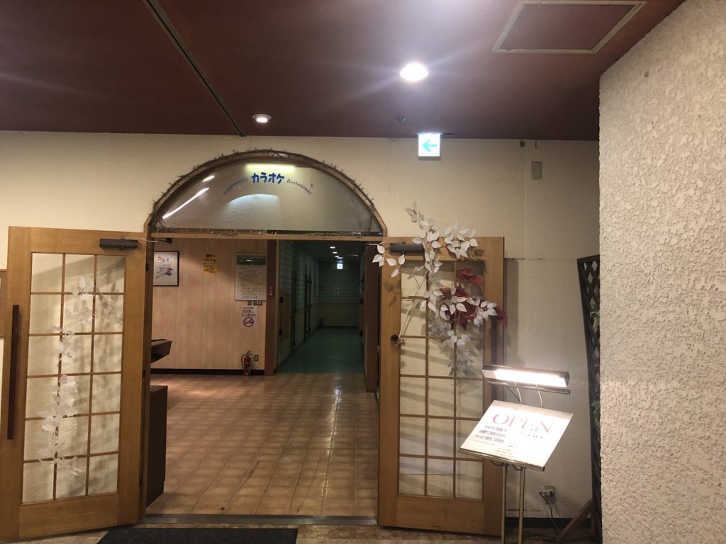 湯の川観光ホテル カラオケルームへ