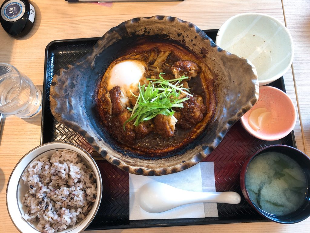 大戸屋 チキンの味噌かつ煮定食