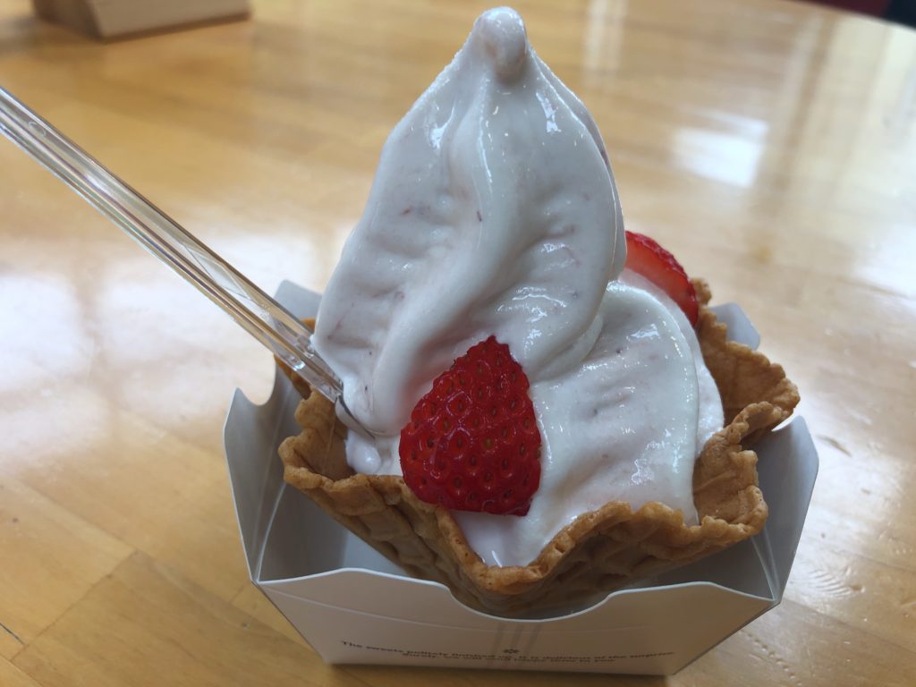 20190713 とようら道の駅 とようら苺ソフト