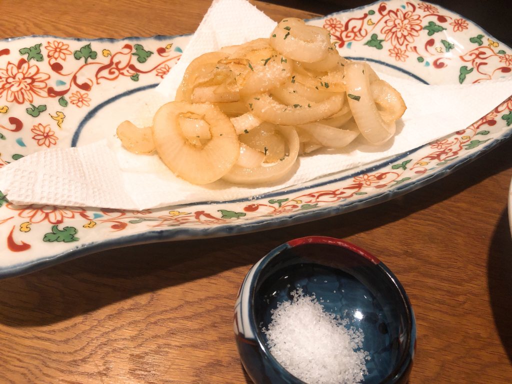 20190723 BarKen カウンターにて 淡路のタマネギソテー