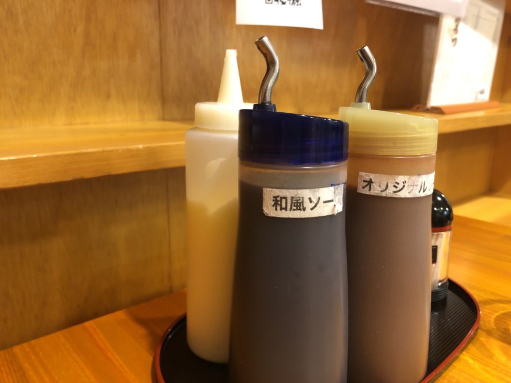 とんかつ処まつ　テーブルの上のソース