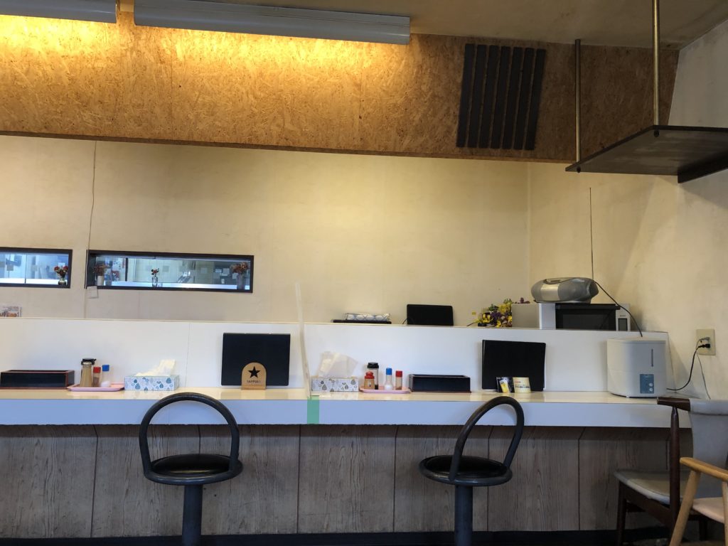 グリル塩豚　店内　カウンター席