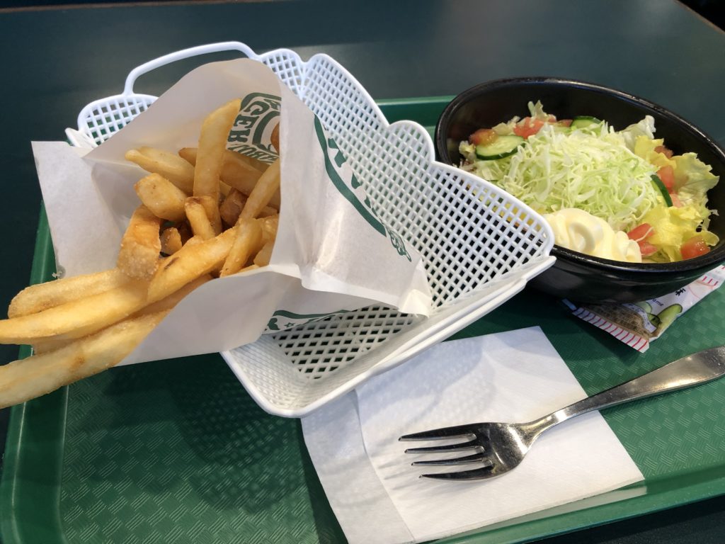 ラッキーピエロ 峠下総本店 グリーンサラダとポテト