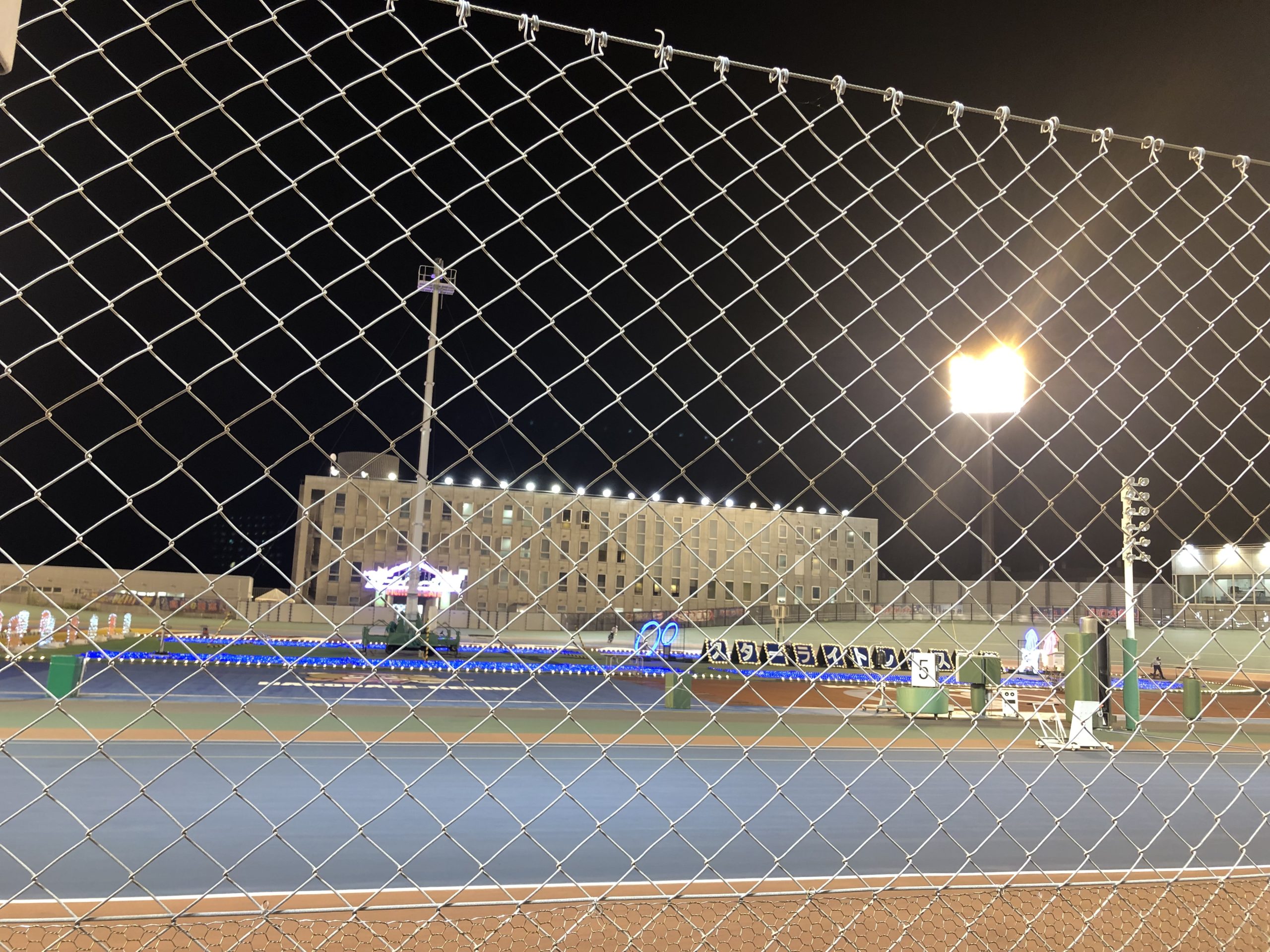 競輪場で夜ゴハンです