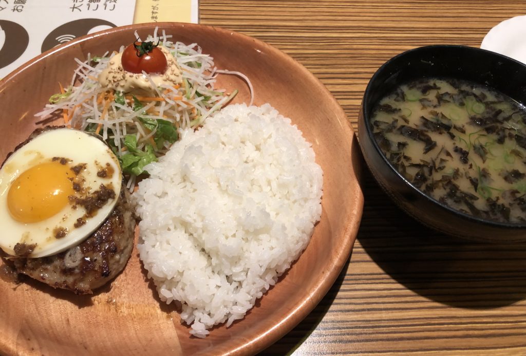 ハンバーグディッシュとお味噌汁